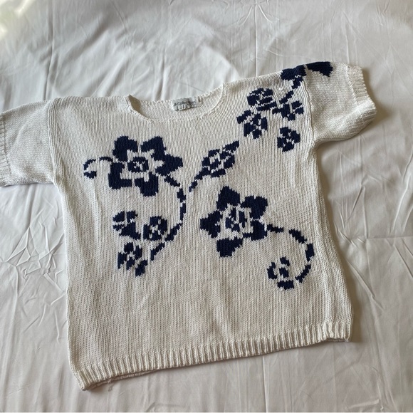 Vintage Tops - Vintage short sleeve knit sweater top floral size medium petite